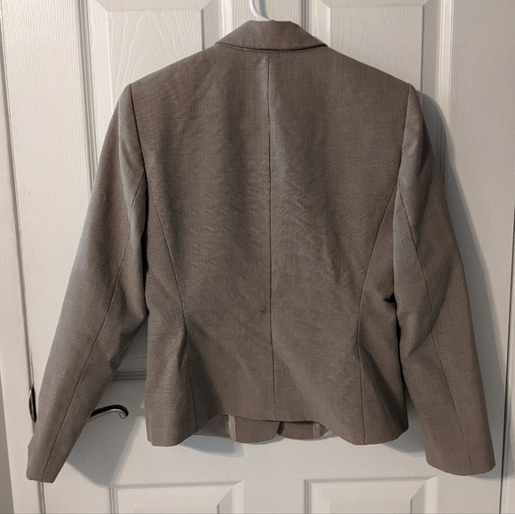 Tahari Arthur S‎ Levine Greige Button Front Collared Blazer Size 8 Petite *Flaw* - Picture 4 of 8